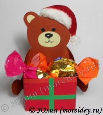 Новогодняя поделка из картона «Медвежонок с подарком» - пошаговый мастер-класс
