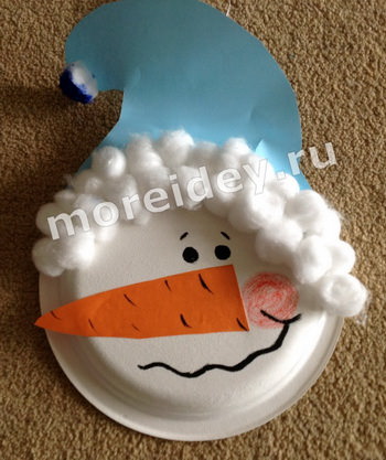 Новогодние поделки из одноразовых тарелок: поделка снеговик